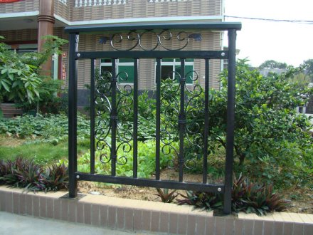 陽臺護(hù)欄裝修怎樣才規(guī)范？陽臺護(hù)欄廠家總結(jié)了