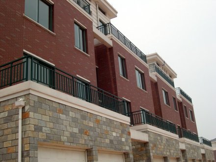 鐵藝護(hù)欄、鋅鋼護(hù)欄與組裝圍欄三者差距