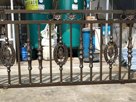 鋅鋼陽臺護(hù)欄有七大特色選擇它不會(huì)錯(cuò)