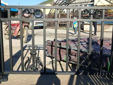 別墅陽臺欄桿選擇鐵藝欄桿好嗎？