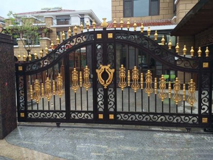 別墅鋁藝大門有哪些優(yōu)勢？為什么別墅鋁藝大門越來越受人們青睞？