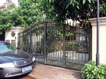 鐵藝大門做熱鍍鋅處理的優(yōu)勢