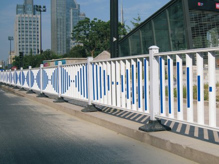 城市道路護(hù)欄，一般分為幾類，價(jià)格如何