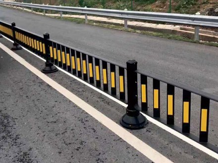 交通護欄的種類及各分類的規(guī)模，要求和用途有