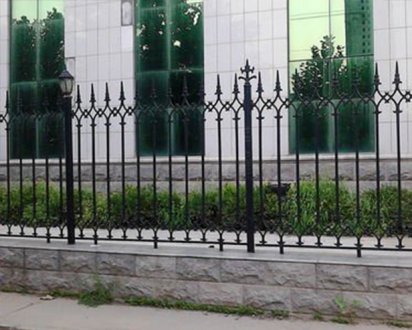 安誠(chéng)護(hù)欄為您提供優(yōu)質(zhì)的鐵藝護(hù)欄及定做價(jià)格